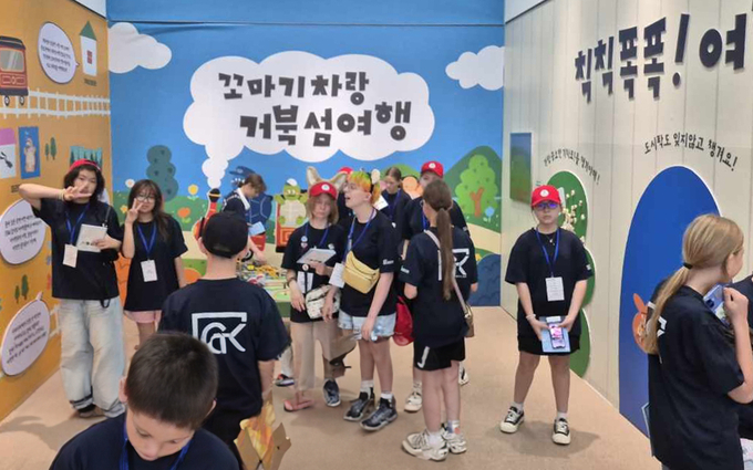 시화병원이 최근 국제진료센터에서 러시아 아동들을 초청했다. 사진은 러시아 아동들이 거북섬을 방문한 모습. (사진=시화병원 제공)