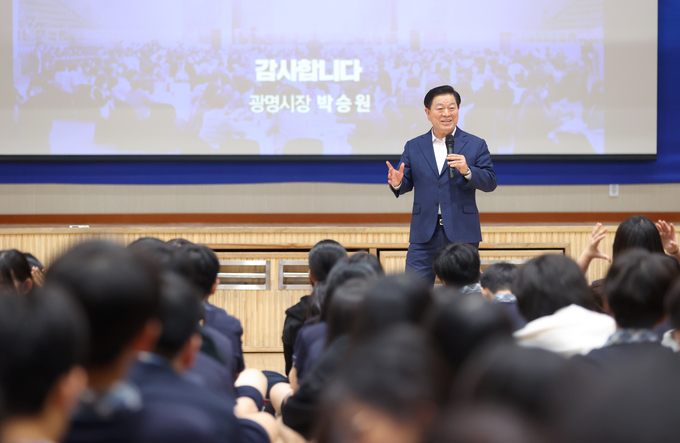 박승원 광명시장이 지난 15일 하안북중학교를 방문해 '2025년찾아가는 청소년 자치분권교실' 특별강사로 나서 2학년 학생들에게 자치분권에 대해 알기 쉽게 설명하고 있다. (사진=광명시 제공)