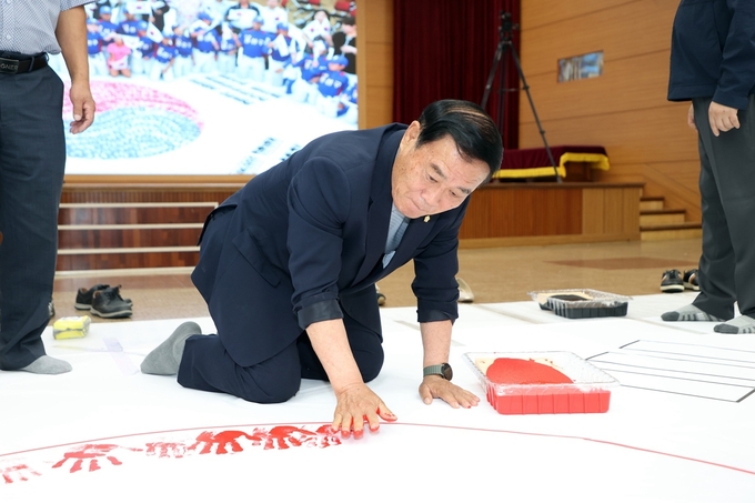 지난 15일 이재식 수원시의회 의장이 '광복80주년 기념 대형 태극기 제작' 행사에 참여하고 있다. (사진=수원시의회 제공)