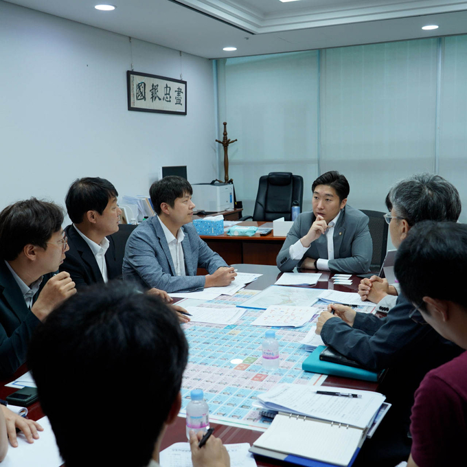 김용민 의원이 9호선 가칭 신미사역 외부 출입구에 무빙워크 설치를 위한 협의를 진행하고 있다. (사진=김용만 의원실 제공)