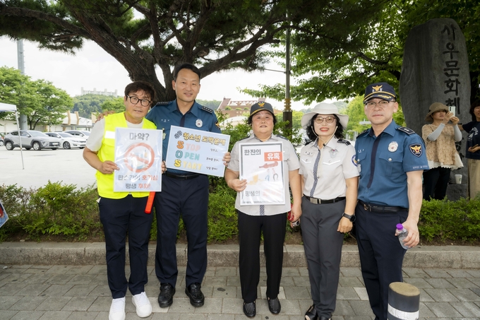김포경찰서와 관내 4개 기관이 참여 청소년 예방지도 활동 캠페인을 벌인 뒤 기념사진을 찍고 있다. (사진=김포경찰서 제공)