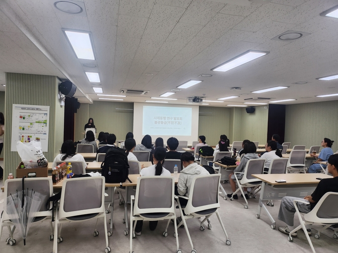 김포호수고등학교 사제동행 연구 발표회를 하고 있다. (사진=호수고등학교 제공)