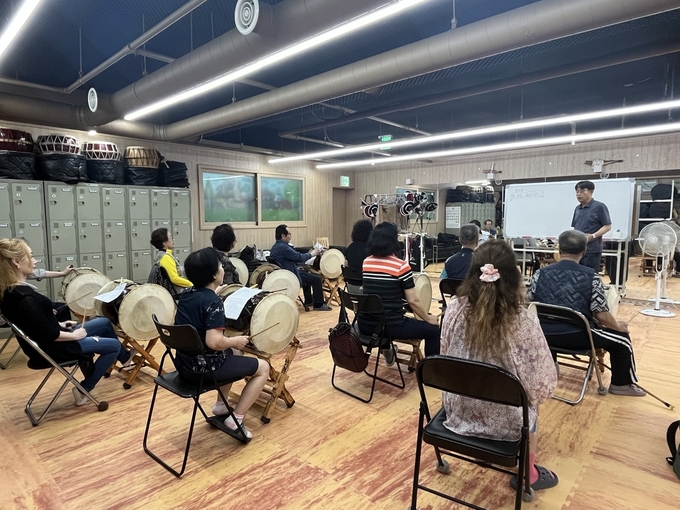 부천석천농기고두마리 보존회가 역곡동에서 장구(국악)교육을 진행하고 있다. (사진=부천문화재단 제공)