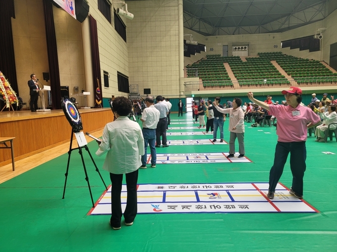 양평군은 15일 물맑은 실내체육관에서 '2025년 제8회 양평군수배 어르신 한궁대회'를 성황리에 개최했다. (사진=양평군 제공)