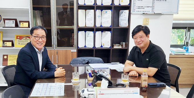 한민수 인천시의원(왼쪽)과 황규진 남동구의원이 닥터헬기 계류장 사업에 대해 논의한 뒤 기념촬영을 하고 있다. ( 사진 = 인천시의회 제공 )