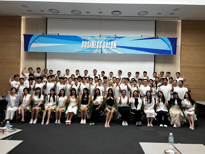 ‘피트니스 비즈니스 살롱’ 참가자들이 단체로 기념 촬영을 하고 있다. ( 사진 = 을지대학교 FMP 최고위과정 총동문회 제공 )