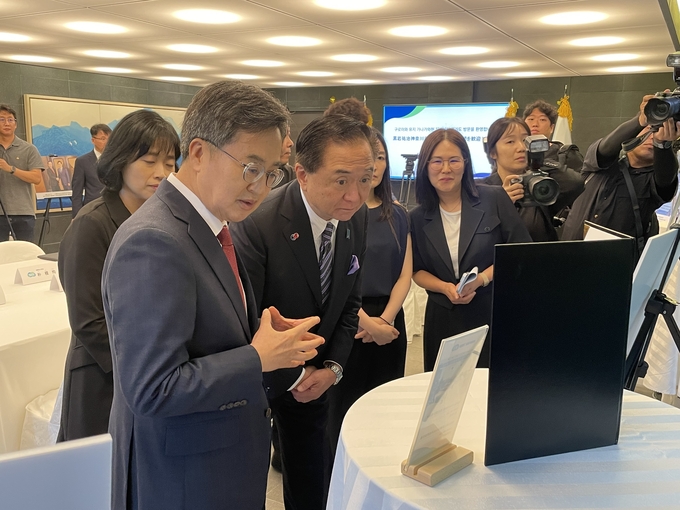 김동연 경기도지사가 16일 도담소에서 구로이와 유지 일본 가나가나현 지사와 양 지역 교류 관련 전시를 둘러보고 있다. (사진=김우민 기자)