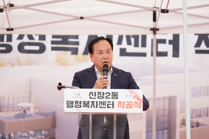 이권재 오산시장이 신장2동 행정복지센터 착공식에서 “주민 누구나 편리하고 따뜻하게 이용할 수 있는 공간으로 만들겠다'며 축사를 전하고 있다. (사진=오산시 제공)