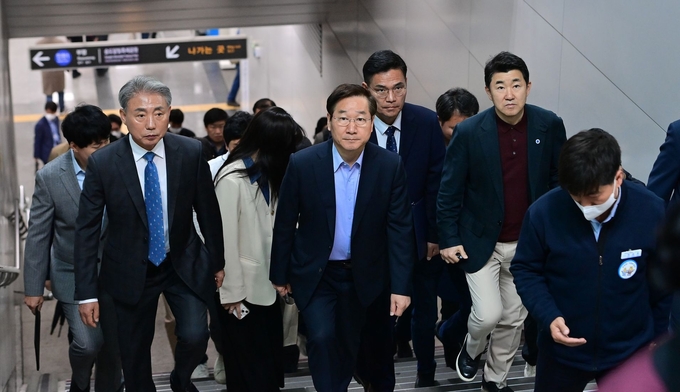 유정복 시장이 출근시간대 계양역에서 승객 혼잡도 등을 점검하며 계단을 오르고 있다. ( 사진 = 인천시 제공 )
