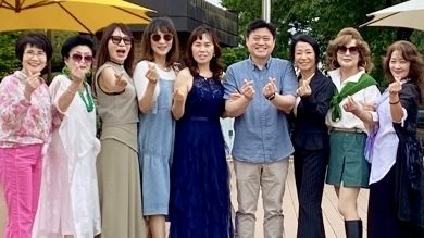 국제대 문화예술콘텐츠학과 이규희 교수가 시니어모델들과 기념촬을 하고 있다. (사진=오산대 평생교육원 제공)