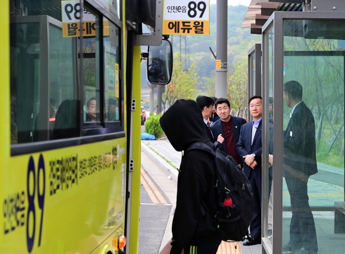 유정복 시장이 검단신도시의 한 버스정류장에서 승객 혼잡도 등을 점검하고 있다. ( 사진 = 인천시 제공 )