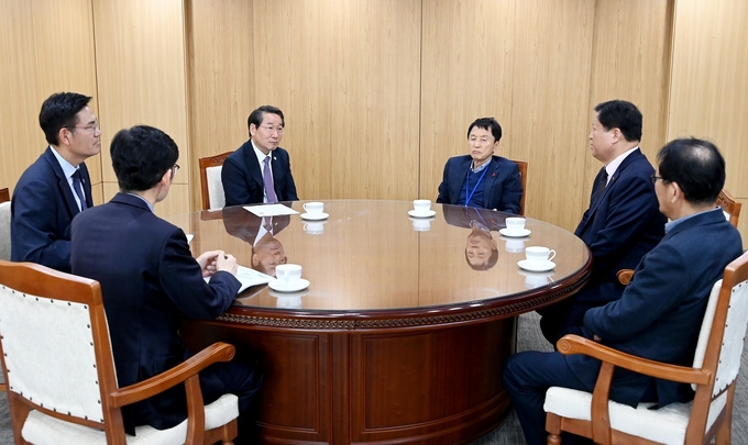 지난 2023년 3월 유정복 시장이 시청 접견실에서 열린 '광역버스 준공영제 시행 노사정 간담회'에서 신재호 버스운송사업조합장, 김성태 전국자동차노동조합연맹 인천지역본부 위원장과 간담회를 갖고 있다. ( 사진 = 인천시 제공 )