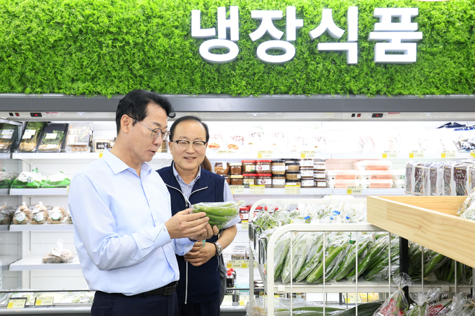 정명근 화성특례시장이 로컬푸드 직매장 유앤아이점을 방문해 판매 중인 지역 농산물을 살피고 있다. (사진=화성특례시 제공)