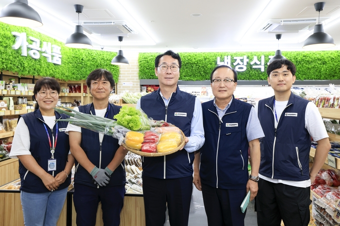 정명근 화성특례시장이 16일 로컬푸드 직매장 유앤아이점 직원들을 격려하고 함께 기념촬영을 하고 있다. (사진=화성특례시 제공)
