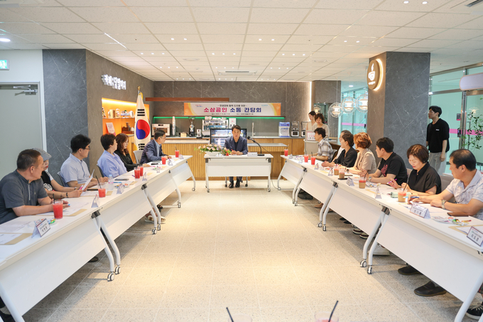 15일 하은호 군포시장이 상생드림플라자에서 지역 소상공인과 간담회를 하고 있다. (사진=군포시 제공)
