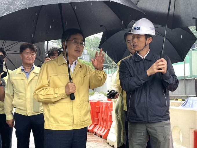 김동연 경기도지사가 16일 수원시 화산지하차도 연장공사 현장을 찾아 폭우 대비 점검을 하고 있다. (사진=김우민 기자)