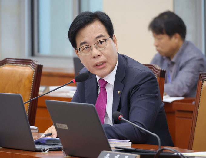 국민의힘 혁신위원회 '인적쇄신 1차분' 명단에 오른 송언석 비상대책위원장 겸 원내대표가 16일 국회 환경노동위원회에서 열린 김영훈 고용노동부 장관 후보자 인사청문회에 참석해 질의를 하고 있다. (사진=연합뉴스)