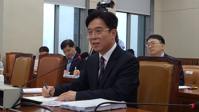 김영훈 고용노동부 장관 후보자가 16일 국회 환경노동위원회에서 열린 인사청문회에서 의원 질의에 답변하고 있다. (사진=한주희 기자)