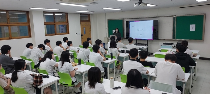 수원 장안고등학교가 'AI로 세상을 읽고 배우는 연속 교육 강좌'를 운영했다. (사진=장안고등학교 제공)