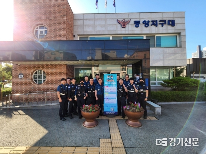 안성경찰서 중앙지구대 대원들이 기초질서 위반 행위 근절을 위해 홍보·계도 활동 전개하고 있다. (사진=안성경찰서 제공)