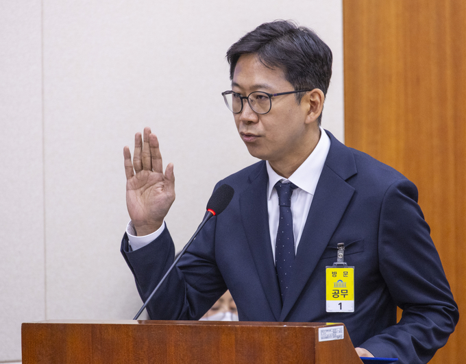 배경훈 과학기술정보통신부 장관 후보자가 지난 14일 국회 과학기술정보방송통신위 인사청문회에 출석해 선서하고 있다. (사진=연합뉴스)