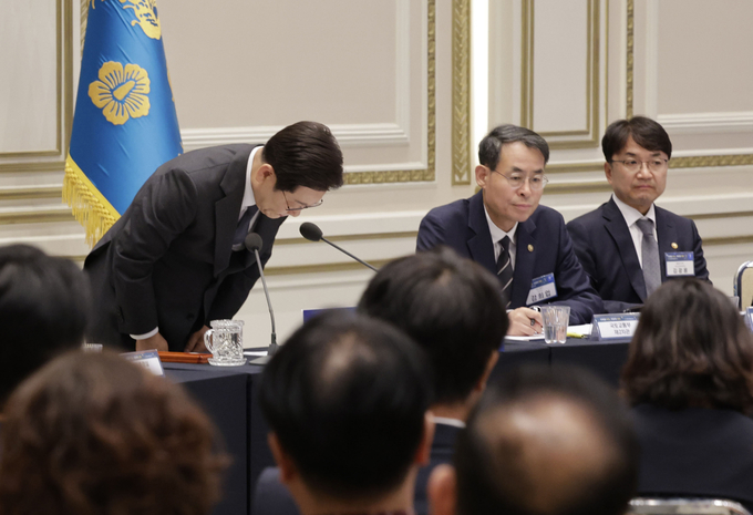 이재명 대통령이 16일 청와대 영빈관에서 ‘기억과 위로, 치유의 대화’ 사회적 참사 유가족 간담회를 하며 참석 유가족들을 향해 허리 숙여 인사하고 있다. (사진=연합뉴스)