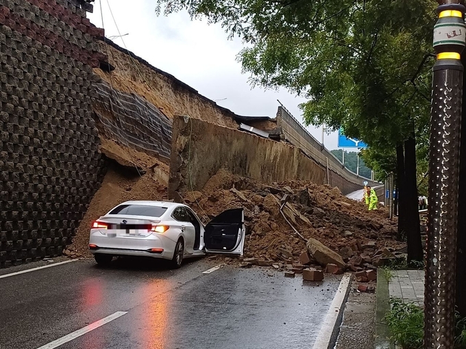 오산시 가장교차로 고가도로에 위치한 10m 옹벽이 도로로 무너졌다. (사진=경기도소방재난본부 제공)