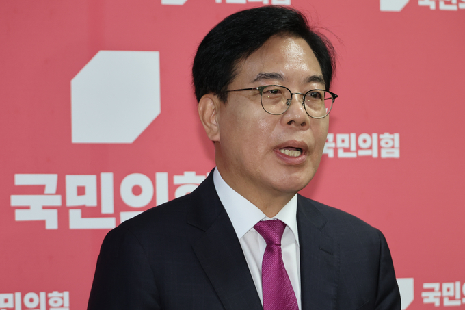 송언석 국민의힘 비대위원장 겸 원내대표가 16일 국회에서 자신을 비롯한 나경원·윤상현·장동혁에 대해 거취 결정을 요구한 혁신위원회의 인적쇄신안에 대한 입장을 밝히고 있다. (사진=연합뉴스)