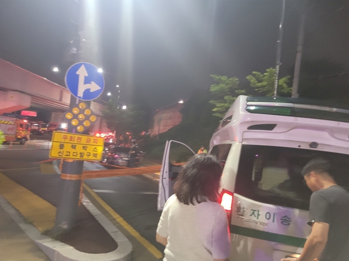 당시 사고차량을 뒤따르던 50대 차량운전자와 동승자가 앞부분만 토사에 묻히면서 극적으로 빠져나와 응급차로 이동하고 있다. (사진=전도현 의원실 제공)
