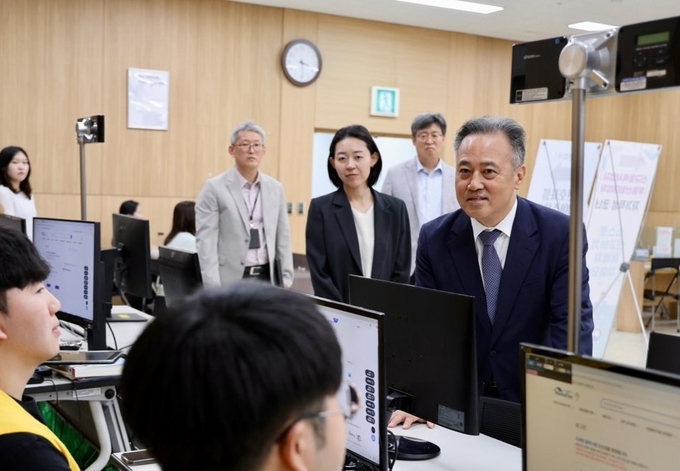 지난 16일 시흥세무서 부가가치세 신고센터를 방문한 박재형 중부지방국세청장. (사진=중부지방국세청 제공)