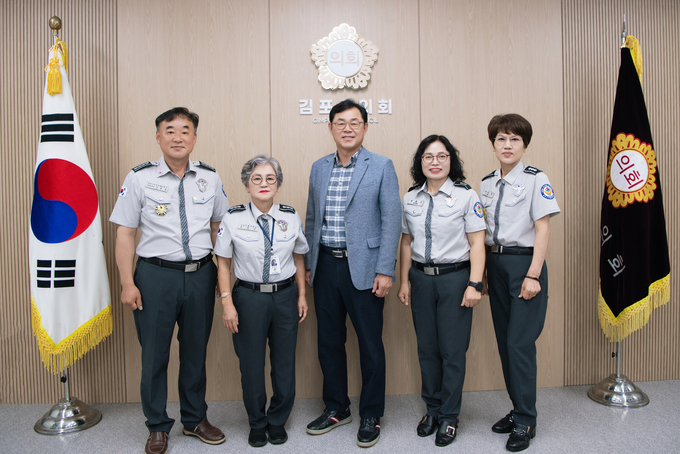 김포시의회 김종혁 의장이 자율방범대 임원들과 지원방안에 대해 논의하고 의회 방문 기념사진을 찍고 있다. (사진=김포시의회 제공)