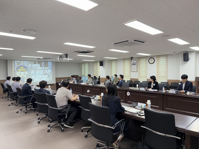 지난 15일 인천경찰청, 인천시, 인천소상공인연합회, 한국외식업중앙회 인천지회 관계자들이 교통·생활·서민경제 등 3대 기초질서 확립 중 서민경제 질서 확립을 위한 예방·홍보 방안을 논의하고 있다. ( 사진 = 인천경찰청 제공 )