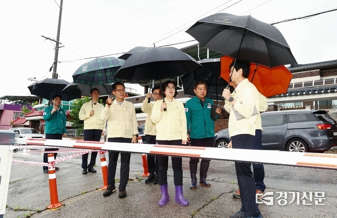 17일 김보라 안성시장과 부서장들이 안성천을 방문해 현장 점검을 하고 있다. (사진=안성시 제공)