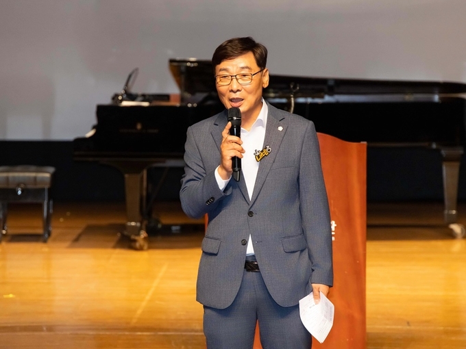 김병전 의장이 보육교직원의 밤 행사 참석하여 인사말을 하고 있다. (사진=부천시의회 제공)