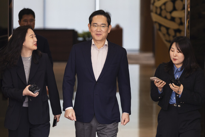 지난 9일 일본 출장을 마친 이재용 삼성전자 회장이 강서구 서울김포비즈니스항공센터(SGBAC)를 통해 귀국하고 있다. (사진=연합뉴스 제공)