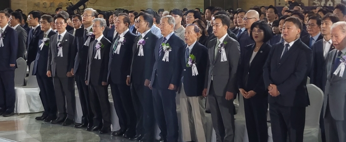 17일 국회 로텐더홀에서 열린 제77주년 제헌절 경축식에서 우원식 국회의장과 정대철 대한민국 헌정회장 등 참석자들이 애국가를 제창하고 있다. (사진=한주희 기자)