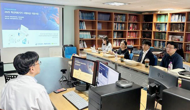 가천대 길병원 등 사업 참여기업 관계자들이 ‘혁신의료기기 시범 보급 사업’에 대한 회의를 열고 있다. ( 사진 = 가천대 길병원 제공 )