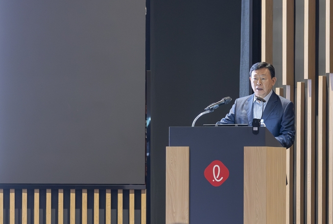 롯데는 1박 2일 일정으로 롯데인재개발원 오산캠퍼스에서 2025 하반기 VCM을 진행했다. 회의를 주재한 신동빈 회장 (사진=롯데 제공)