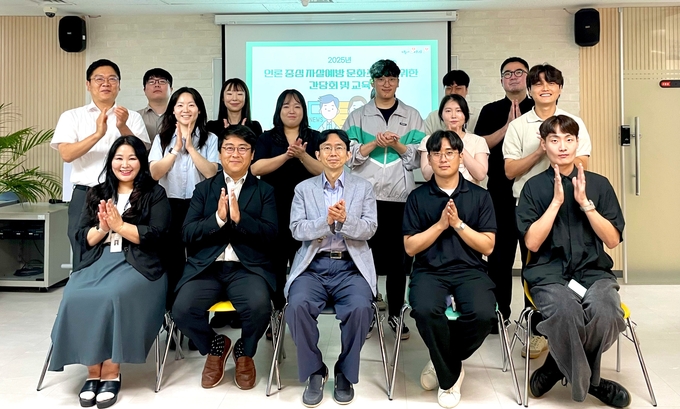 17일 강승걸 인천시자살예방센터장(앞줄 가운데)과 황성규 협회장(앞줄 왼쪽에서 두 번째), 인천경기기자협회 소속 기자 및 관계자들이 ‘언론 중심 자살예방 문화조성을 위한 간담회 및 교육’을 마치고 기념촬영을 하고 있다. ( 사진 = 인천경기기자협회 제공 )