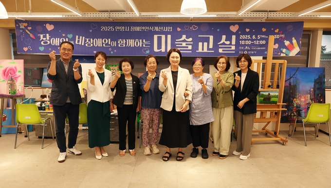 장명희(오른쪽 네 번째) 안양시의회 보사환경위원장과 위원들이 소울음아트센터를 방문한 뒤 관계자들과 기념촬영을 하고 있다. (사진=안양시의회 제공)