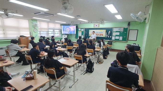 '학교와 함께하는 노동인권교육' 모습. (사진=안양시 제공)