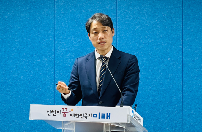 17일 이용창 인천시의회 교육위원장이 시청 브리핑룸에서 지방교육재정교부금 감액 예산에 대한 대책 마련을 촉구하는 기자회견을 열고 있다. ( 사진 = 인천시의회 제공 )
