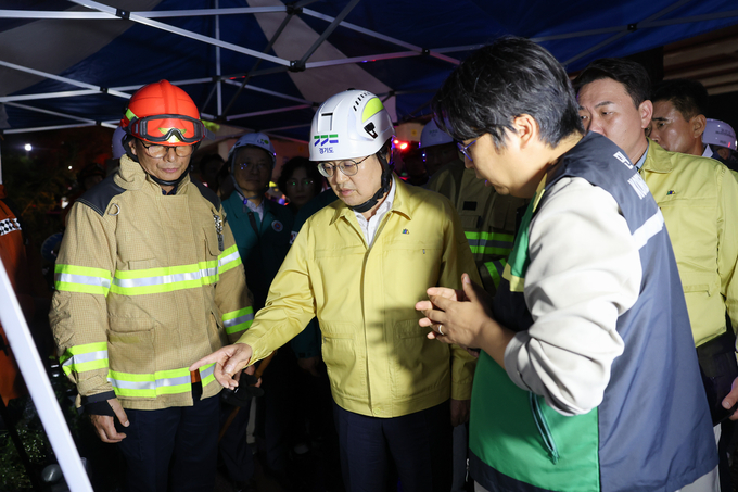 김동연 경기도지사가 16일 오산 가장교차로 옹벽 붕괴 사고 현장을 찾아 구조팀에 지시사항을 전달하고 있다. (사진=경기도 제공)