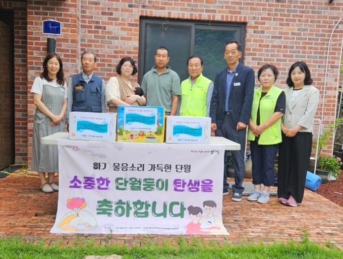 양평군 단월면지역사회보장협의체는 16일 백일을 맞이하는 '단월둥이'의 탄생을 축하하며 선물을 전달했다. (사진=양평군 단월면 행정복지센터 제공)