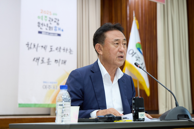 이충우 여주시장이 긴급 기자회견을 열고 있다. (사진=여주시 제공)
