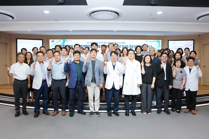 지난 8일 제2별관 일송문화홀에서 개최된 ‘2025년 안양권 지역책임의료기관 원외 대표협의체 1차 회의’에 참가한 관계자들이 기념촬영을 하고 있다. (사진=한림대성심병원 제공) 