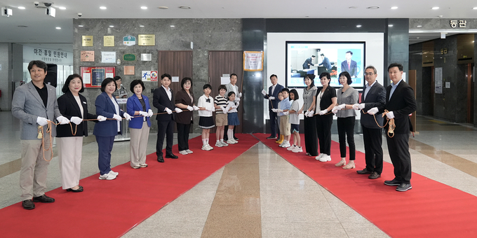 성남시 유니세프 아동친화도시 상위단계 인증 현판 제막식 장면. (사진=성남시 제공)