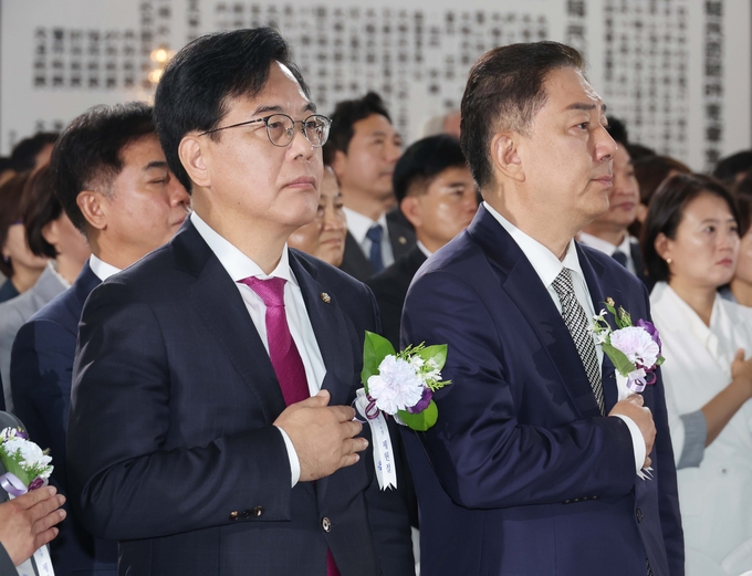 김병기 더불어민주당 당대표 직무대행 겸 원내대표(오른쪽)와 송언석 국민의힘 비상대책위원장 겸 원내대표가 17일 국회에서 열린 제77주년 제헌절 기념식에서 국기에 경례하고 있다. (사진=연합뉴스)