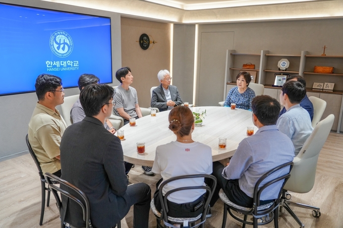 17일 백인자 한세대 총장(가운데)이 전국대학노동조합 한세대학교지부 간부들과 노사협력 간담회를 갖고 소통을 하고 있다. (사진=한세대 제공)