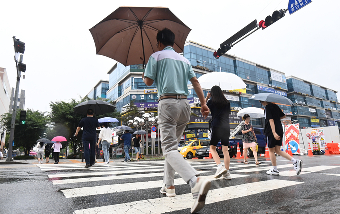 용인시 기흥구에서 시민들이 우산을 쓰고 이동하고 있다. (사진=옥지훈 기자)